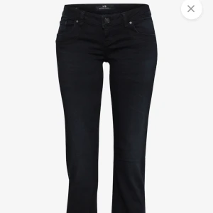 LTB VALERIE JEANS - Svarta LTB jeans i modellen valerie. Slutsåld överallt. Storleken är 24/32. Vilket passar någon som är 165-170cm lång. Supersköna jeans, low waist och är stretschiga. 