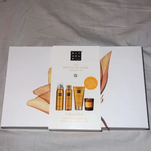 Rituals The Ritual of Mehr presentbox - Lyxig presentbox från Rituals med serien The Ritual of Mehr. Innehåller duschskum, duscholja, body cream och en liten doftljus. Produkterna har en fräsch och energigivande doft och kommer i snygga guld- och orangefärgade förpackningar. Bara använt oljan en gång resten är oanvänt