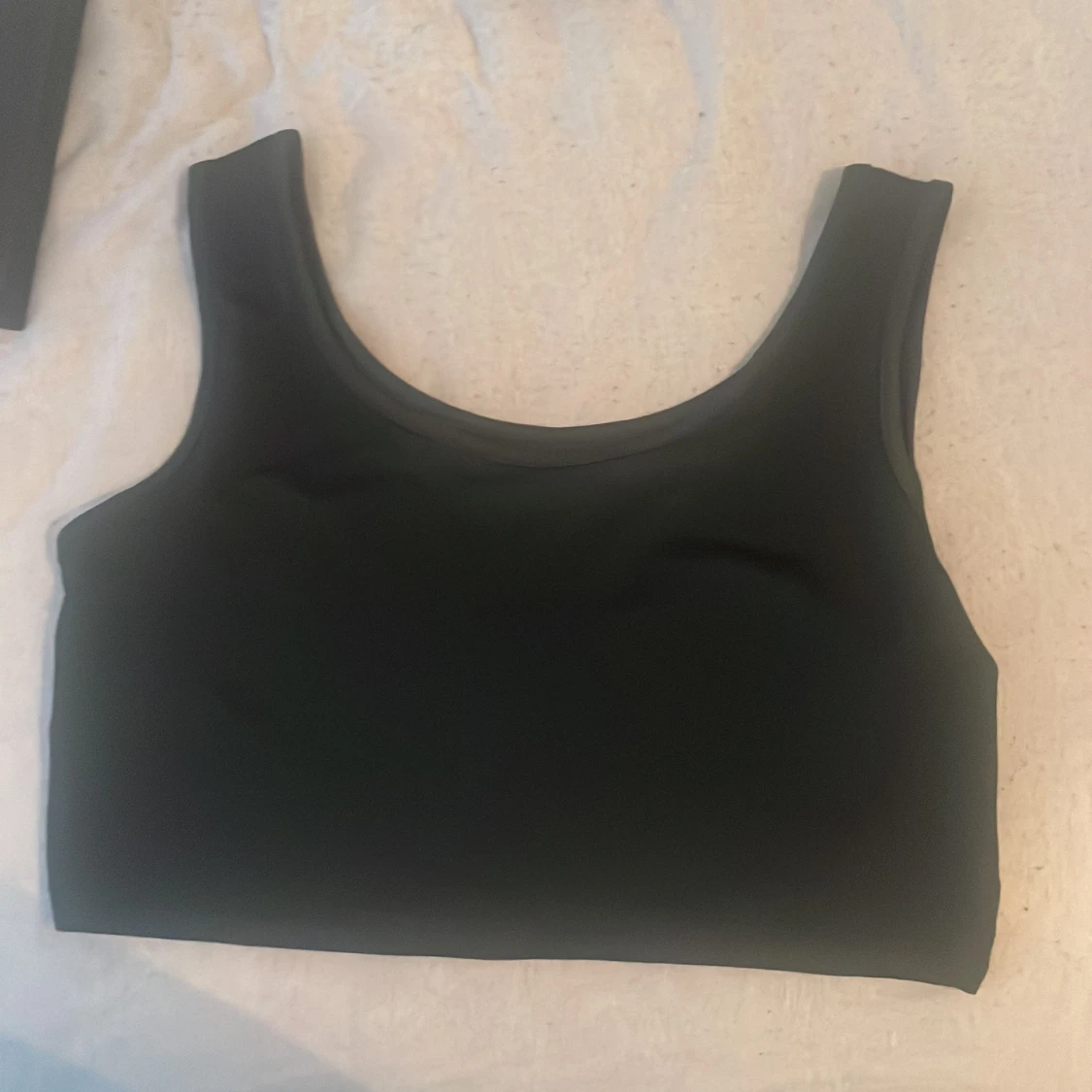 Svart croppad linnetopp