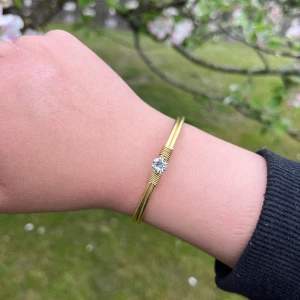 Armband  - 🌸Går att böja ut eller in för att få din perfekta passform 🌺 🌸Finns både i silver och guld✨  Gör även customs!! Skicka in bild eller din idé så kan vi nog säkert lösa det 🥰