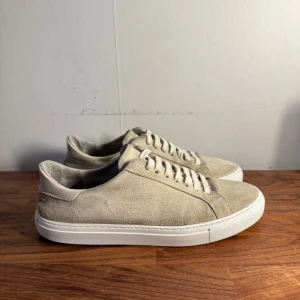 Axel Arigato Clean 90 - Säljer ett par stilrena grå/beige Axel Arigato skor i mocka. Passar perfekt ny till sommaren och varmare väder