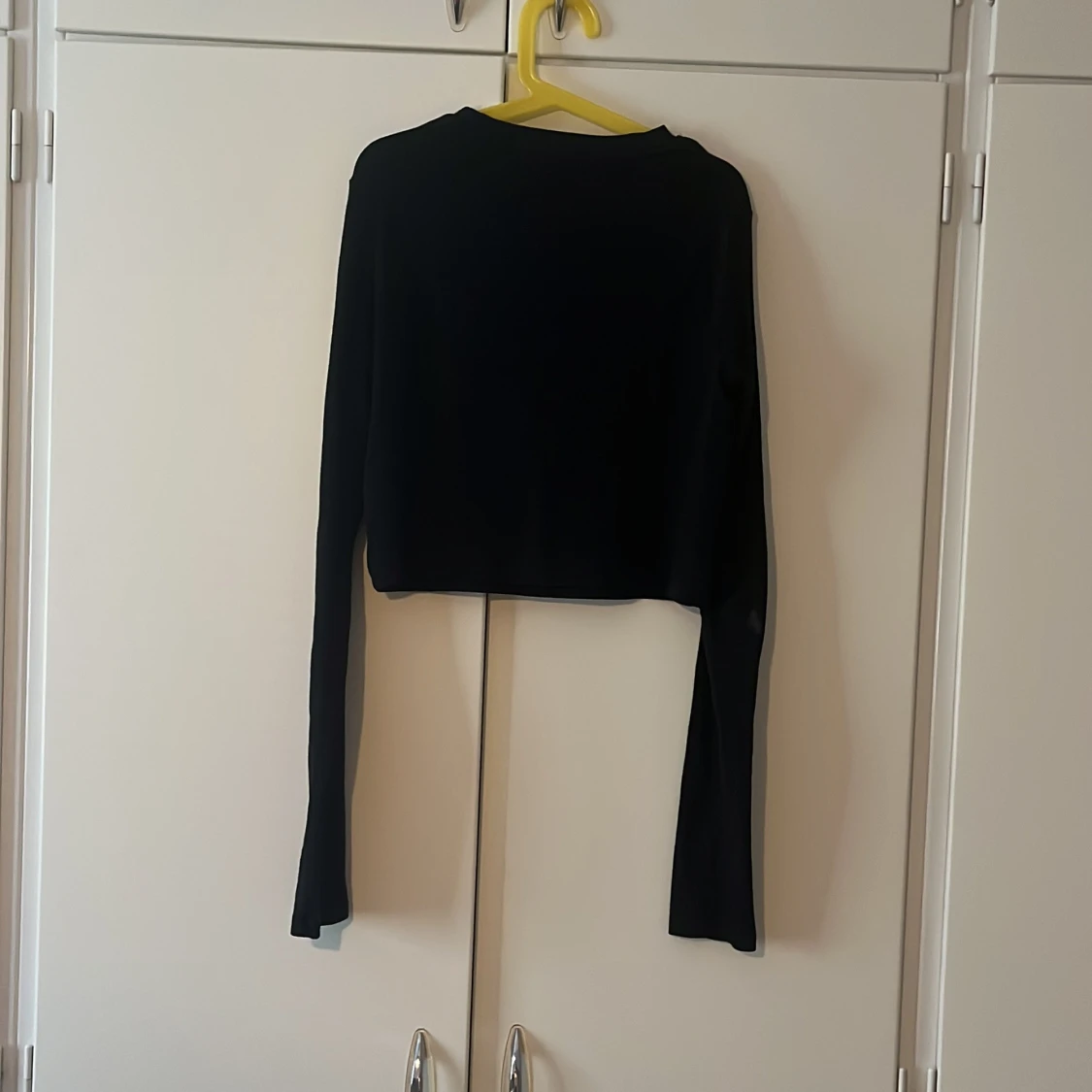 Svart croppad långärmad topp från H&M - 1