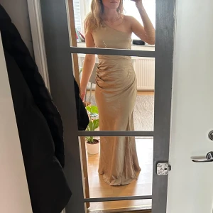 Gulfärgad  långklänning - Säljer oanvänd kläning. Jag är 176 cm lång och har inga skor på bilden. 