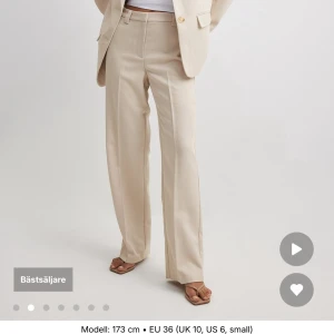 Ljusbeige kostymbyxor i twill - Snygga ljusbeige kostymbyxor i twill med raka ben. Storlek 36 och köpta från NAKD för 599kr. 