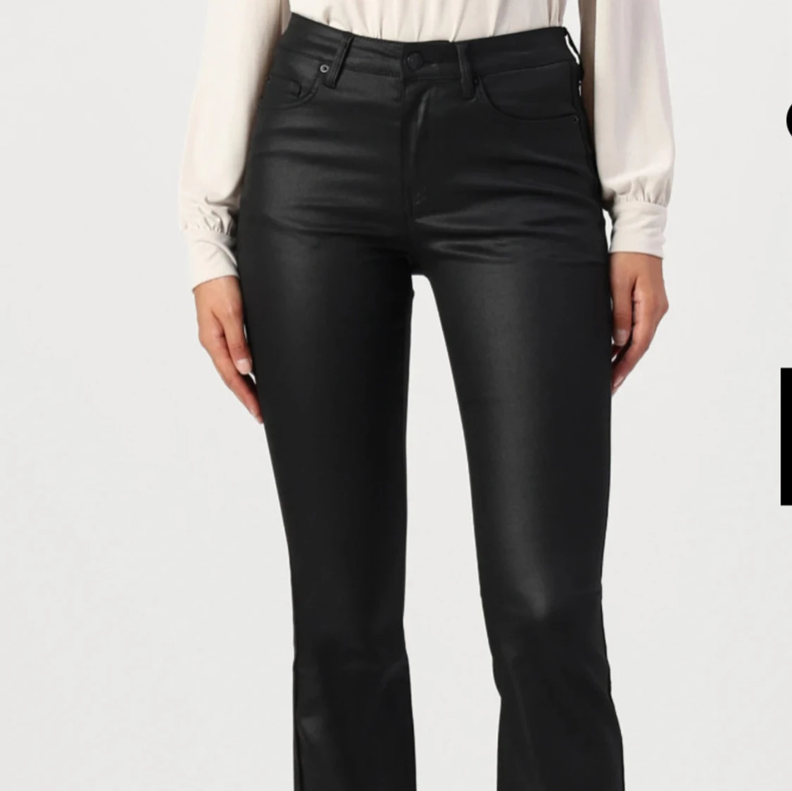 Svarta bootcut byxor i skinnimitation