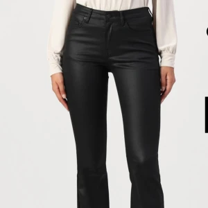 Svarta bootcut byxor i skinnimitation - Mid waist. 