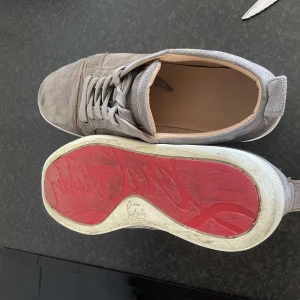 Gråa Louboutin skor - Stilrena skor perfekt för sommaren🤩Skick 8/10. Dem är bara använda ett fåtal gånger och kan lätt fräschas upp. Strl 40 men passar 41-42. Nytt pris 6000 mitt pris 1599. Dustbag och box ingår tyvvär inte. Skriv vid minsta lilla fundering👌👌