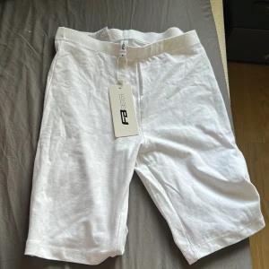 Vita cykelshorts  - Vita cykelshorts bomull med elastisk midja. Perfekta för sommaren och passar till många olika outfits. Klassisk och enkel design utan synliga detaljer eller mönster. Kan diskutera pris🙂