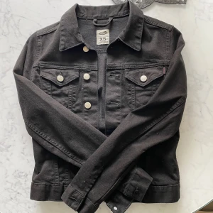 Svart jeansjacka  - Klassisk svart jeansjacka från crocker i storlek XS. Använd några enstaka gånger så i nyskick❤️