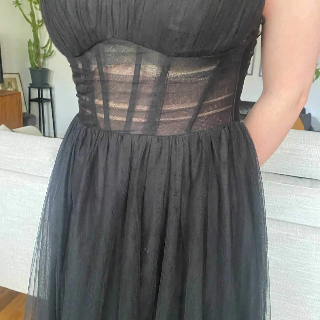 Svart långklänning med meshdetaljer från JJ's House - 1