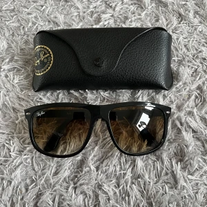 Ray-Ban Boyfriends  - Ett par sköna RB4147! | Fint skick några små tecken förekommer men inget märkbart! | Kommer med fodral! | Storlek 60:15. | Ställ gärna frågor innan du köper!