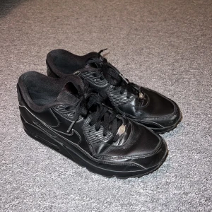 Nike Air Max 90 - Säljer nu dessa snygga svarta skor, som passar till alla outfits och tillfällen! Kostar ca 1800kr nypris. Skick: 7/10, sparsamt använda! 🤍