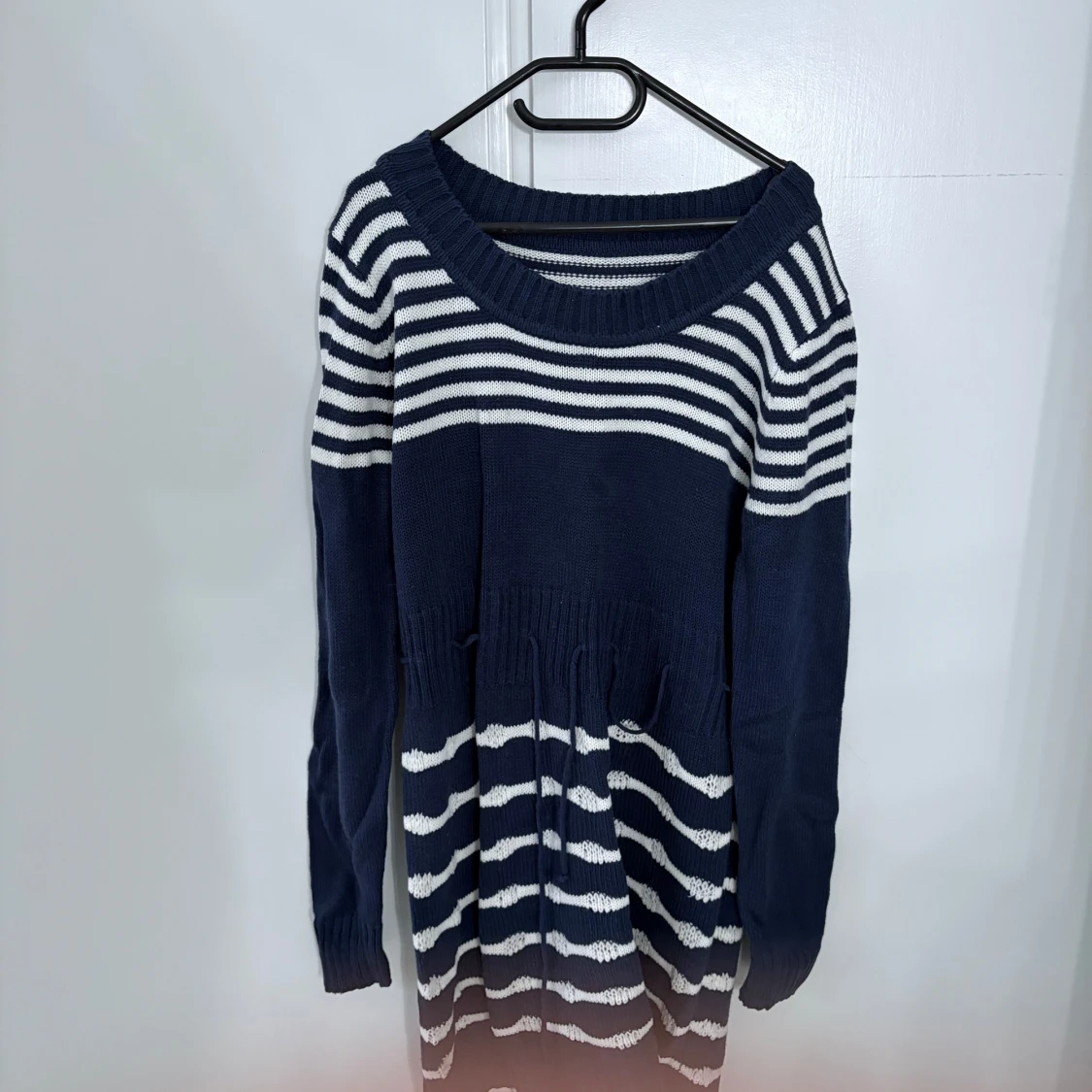 Marinblå och vit randig stickad klänning