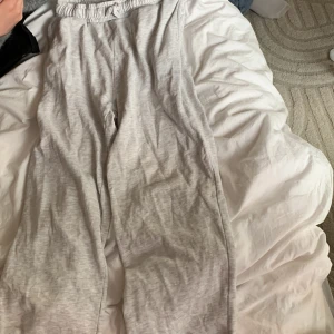 Ljusgrå mjukisbyxor från LMTD - Superbekväma ljusgrå mjukisbyxor från LMTD med resår och snörning i midjan. Byxorna har en avslappnad passform och är perfekta för chill dagar hemma eller när du vill vara extra comfy. I sorlek xxs/xs för barn. Byxorna har lite häng.