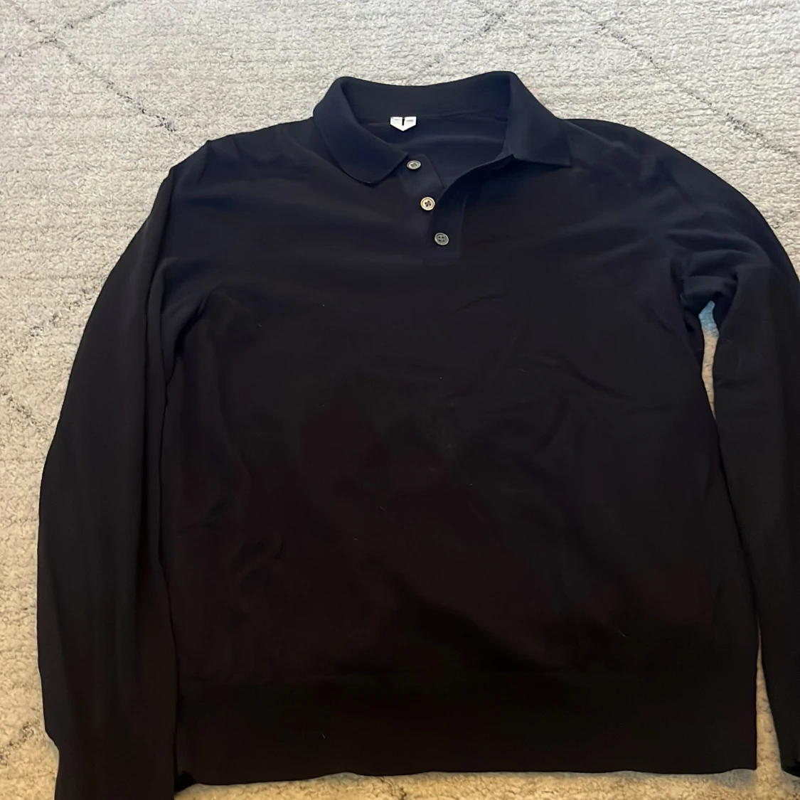 Två långärmade pikétröjor i svart och mörkgrön - 2