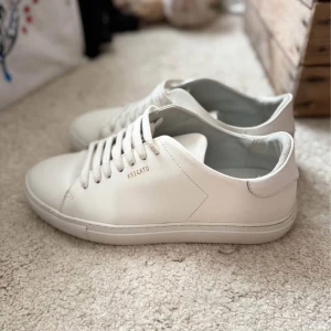 Vita sneakers från Axel Arigato - Säljer nu mina axel arigato i strl 41. Använda max 5ggr. Låda och dustbag medföljer. Nypris är 2600kr