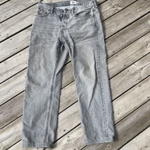 Två par jeans! - Klassiska ljusblå och gråa jeans med raka ben och femficksmodell. Jeansen har lite mer loose fit passform och knappgylf. Perfekta för en avslappnad stil. Nypris: 400kr styck. Mitt pris: 280 för båda.