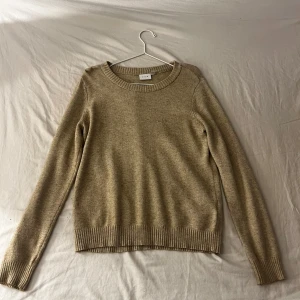 Beige stickade tröja från Vila - Beige stickad tröja från vila i storlek M