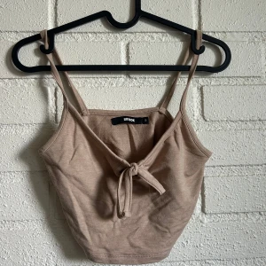 Beige croppad linnetopp från Bik Bok - En beige topp från BikBok Använd relativt mycket men inget som syns Fint skick Hör av er om frågor eller mer bilder!🌷