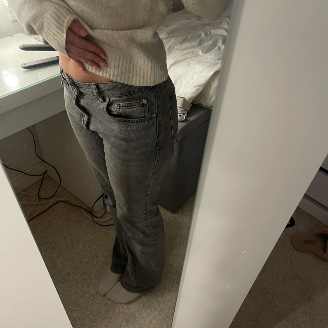 Gråa lågmidjade jeansbyxor - 2