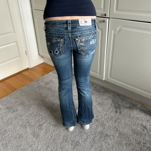 Miss me jeans  - Miss me low waist bootcut jeans. Storlek 25, midjemått 35 och innerbenslängd 73 cm