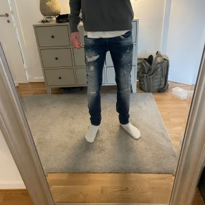 Replay anbass jeans -  Tja, Säljer ett par blå ”trendiga” replay anbass jeans med riktigt feta slitningar. Jeansen har en lite den klassiska replay anbass passformen vilket är överfett. Perfekta för en avslappnad och trendig stil. Killen på bilden är 190 lång och väger runt 75 kg. Storleken är 33/34. Hör av dig vid frågor och funderingar🤝pris kan diskuteras 