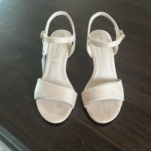 Klackar - Säljer dessa supersöta klackarna från Tamaris som aldrig kommit till användning. Dem har fortfarande prislappen kvar!💗💗