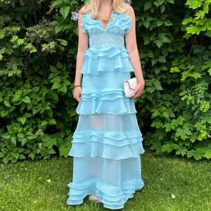 Balklänning - Säljer denna superfina klänningen som passar perfekt till balen!💗Den sitter jättebra på mig som är 167 cm lång men om man skulle vara längre så är klänningen uppsydd och kan bli upp till 13 cm längre eftersom sömmen är väldigt tunn!💗Klänningen är köpt för 1800 och skriv om du har några frågor!🩷🩷