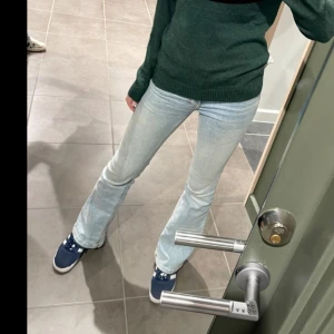 Ljusblå bootcut jeans - Säljer ett par ljusblå jeans med bootcut-modell och klassisk femficksdesign. Jeansen har normal passform och är tillverkade i denim. Perfekta för dig som gillar en tidlös och avslappnad stil.