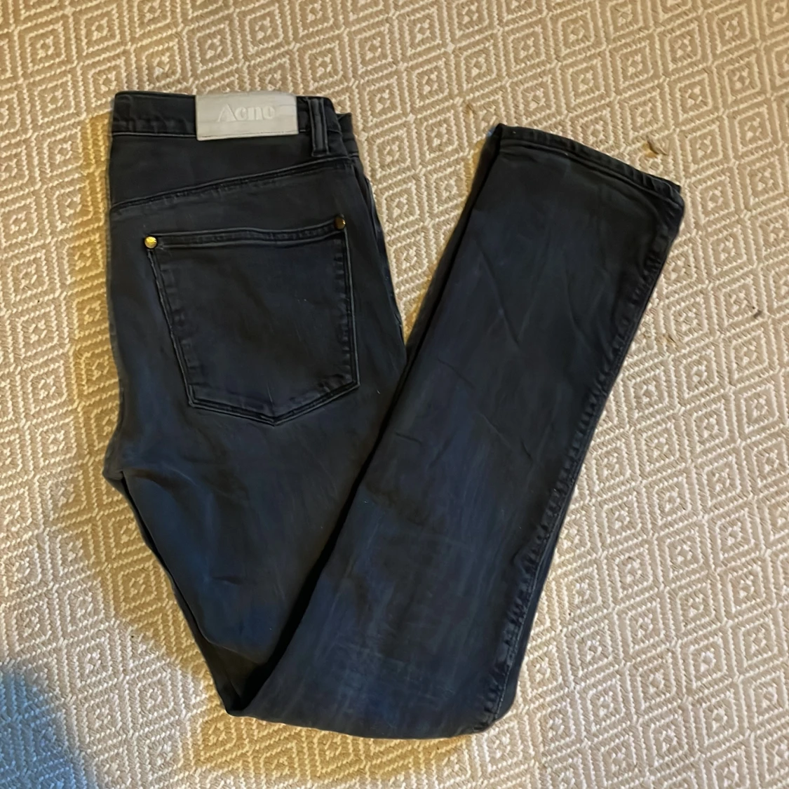 Svarta acne jeans