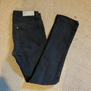 Svarta acne jeans  - Skit snygga svarta slim fit acne jeans i strlk 29/32! Perfekta till sommaren!