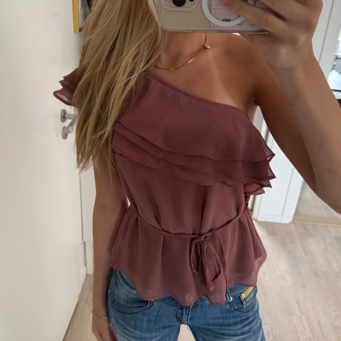 Mauve/lila one shoulder topp med volang och knytband - 1
