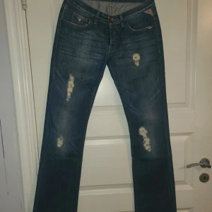 Lowrise jeans - Skitsnygga jättelågmidjade bootcut jeans från replay med hål i, säljer då de är lite för lågmidjade för mig🙌
