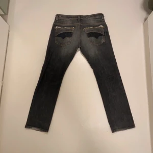 Vintage unika diesel jeans - Svarta gråa vintage diesel jeans  (Storlek W34 L30 men passar L32)  Längd 101cm Midja 45cm Innerben längd 75cm //  Mycket bra skick //  Pris kan diskuteras //  Skriv vid minsta fråga eller fundering💯🤝