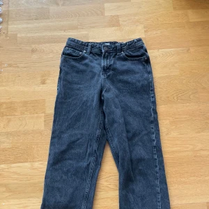 Svarta jeansbyxor från Jack & Jones - Säljer ett par svarta jeansbyxor från Jack & Jones i modellen Relaxed Chris. Byxorna har raka ben, klassiska fem fickor och normal passform. Perfekta för dig som gillar en avslappnad stil.