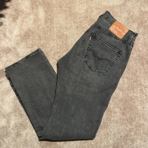 Svarta Levi's 501 jeans - Säljer ett par klassiska Levi's 501 jeans. Använda fåtal gånger