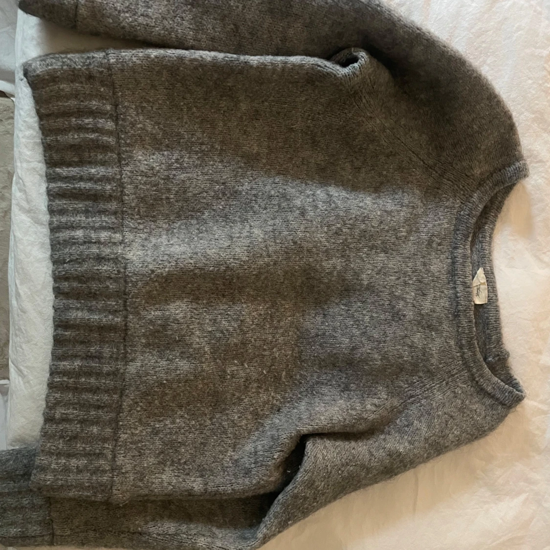 Grå stickad tröja med rund hals - 1