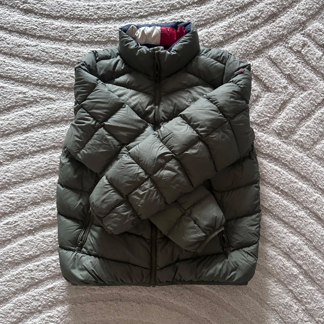 Olivgrön pufferjacka från Tommy Hilfiger - 1