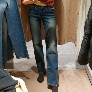 Mörkblå raka jeans från Abrand - Säljer ett par mörkblå jeans från Abrand i modellen '99 Low Straight' i storlek W26. Jeansen har låg midja  och raka ben. Endast använd någon enstaka gång, säljer åt min vän som flyttar utomlands och inte kan ta med sig alla kläder🌸