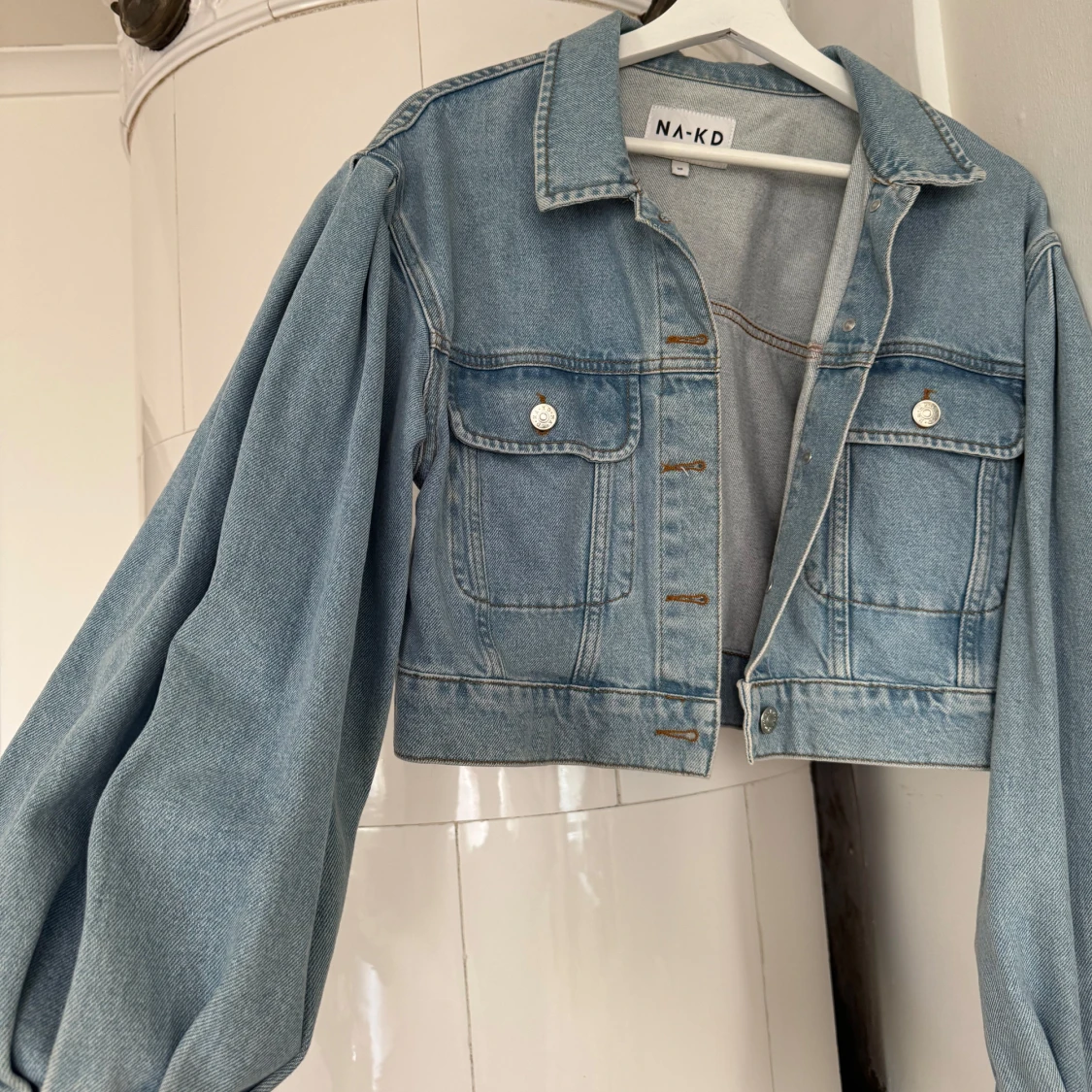 Croppad jeansjacka från NA-KD - 1