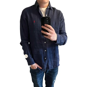 Ralph lauren linneskjorta  - Säljer denna rikigt Ralph lauren mörkblåa linneskjortan i rikigt bra skick!🙌 Storlek S! 🤝Hör gärna av er om ni har funderingar!👍