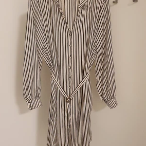 Randig klänning - Säljer klänningen för att den tyvärr är för stor. Knappt använd, tvättad en gång. Köptes för ca 400 kr på H&M. Pris ej hugget i sten.