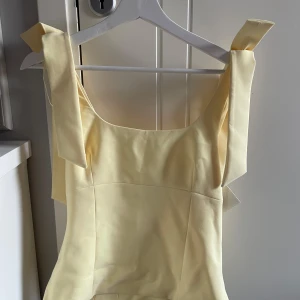 Zara topp - Helt ny med lapp kvar💛 endast testad. Storlek M men jätteliten i storlek så kan passa XS-S💛 säljer om jag får bra bud💛