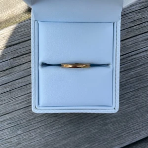 Enkel guldring från TILVA  - Säljer en stilren och tunn ring som är  guld förgad. Perfekt för dig som gillar minimalistiska smycken och vill ha något klassiskt och tidlöst. Passar både som accessoar till vardags eller till speciella tillfällen.