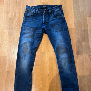 Jack & Jones Glenn slim fit - Jack & Jones byxor i modellen Glenn, slim fit skick 9/10 i princip ny skick, köpta för cirka 399kr