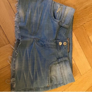 Jeans kjol - Jeans kjol,den har en fläck som man ser på sista bilden men syns inte alls mycket. Passar xs-s