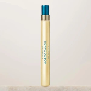 Moroccanoil L'Originale Eau de Parfum - 10 ml. Endast testad. Pris kan diskuteras. ’Vi presenterar L'Originale Eau de Parfum, Den första förfinade doften någonsin, från Moroccanoil. L'Originale är en varm, exotisk och sensuell doft, som sammanför söta blommor, sammetsträ och kryddig bärnsten för att hänföra sinnena. Vart kommer L'Originale att föra dig?   Fragrance Notes Top: Söt viol, blommande kamelia, mjuk citrus. Mid: Frisk liljekonvalj, sammetsträ, skir vanilj, vitt sandelträ. Base: Eterisk mysk, kryddig bärnsten.’ 