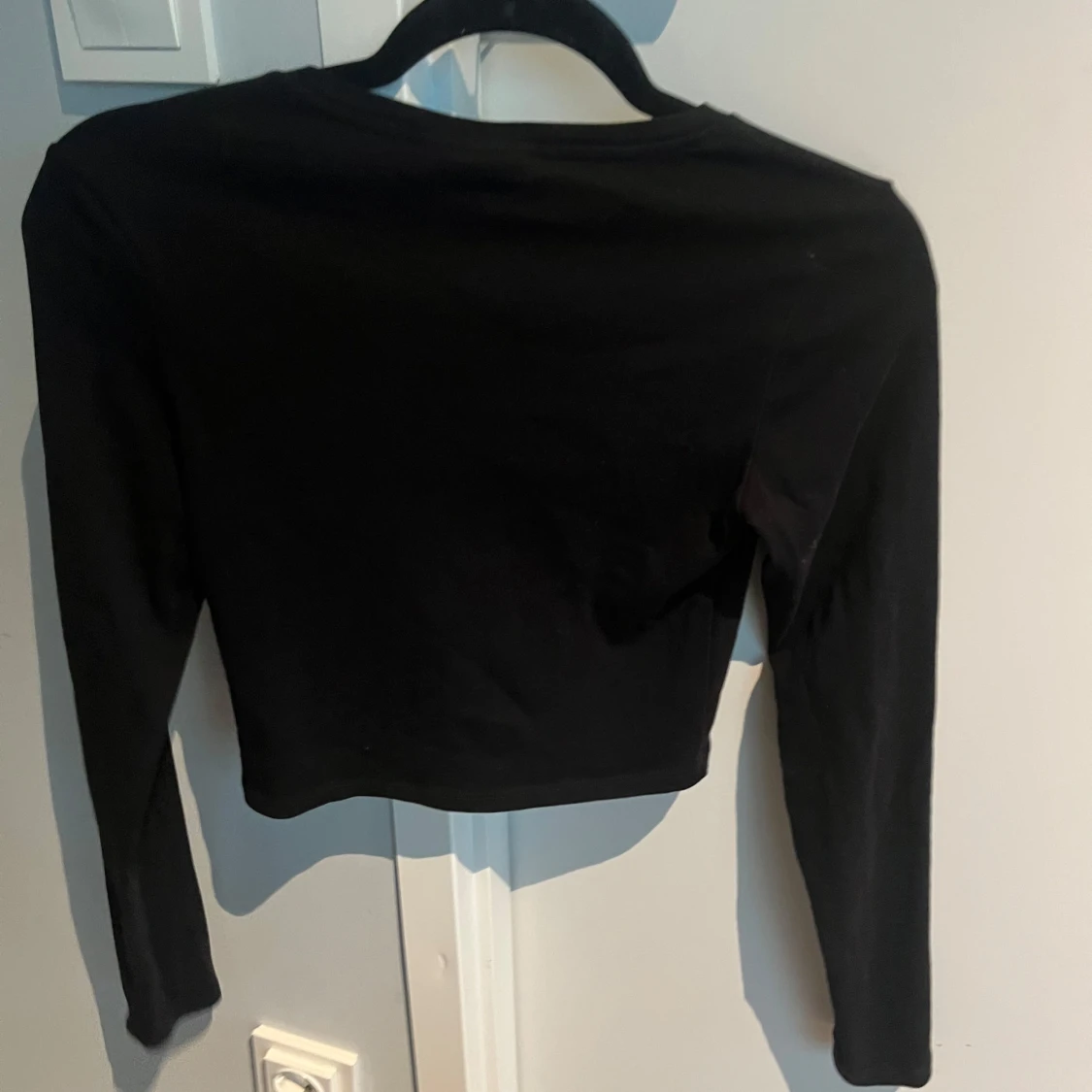 Svart croppad långärmad topp  - 1