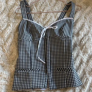 Korsett topp - Korsett topp ifrån zara! Den är is storlek L men insydd till xs/s. Jätte fin och bra kvalité. Bilderna är ifrån tagna ifrån en annan tjej som jag köpte tröjan av. 