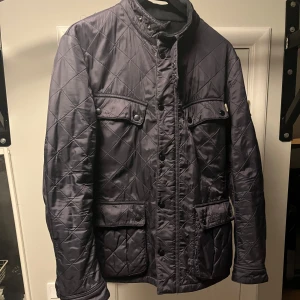 Barbour jacka  - Barbour jacka i gott skick  Perfekt till vår och höst 